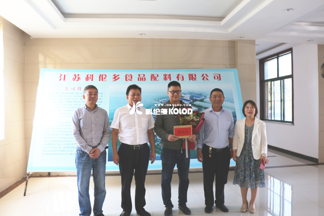 灌云縣委常委、組織部部長(cháng)、統戰部部長(cháng)何崢嶸節前慰問(wèn)科倫多公司引進(jìn)高端人才